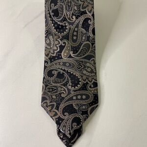 Geoffrey Beene 100% silk necktie